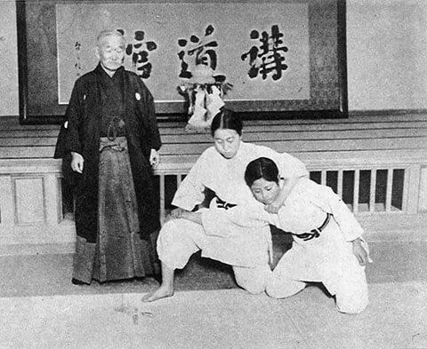 Osae komi waza 押込技 zijn grondtechnieken die voorkomen in het judo. Deze zijn door Jigoro Kano 🥋 ontwikkeld en in 1895 vastgelegd in het Gokyo systeem.